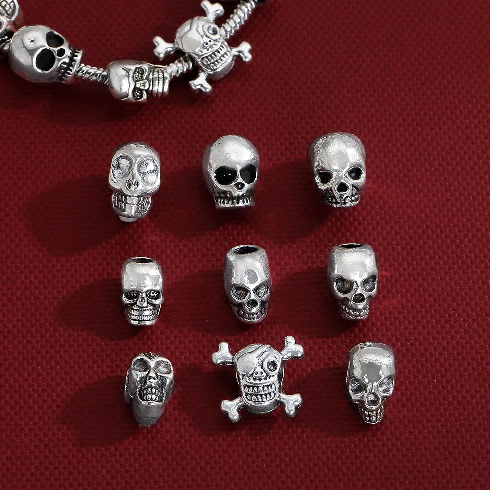 مجموعة متنوعة من المعلقات المضحكة على شكل جمجمة وأساور وقلائد على الطراز القوطي الأوروبي وأمريكا