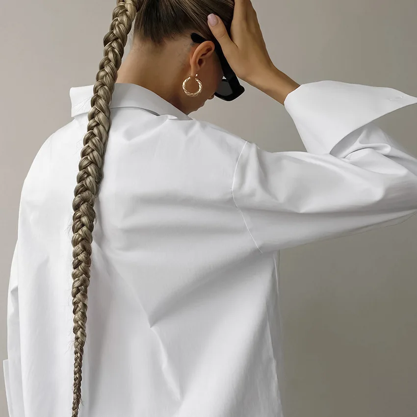 シンプルなボーイフレンドスタイルの白いシャツ、カジュアルファッション2025春夏、通勤にも使える万能なミディアム丈レディース トップス