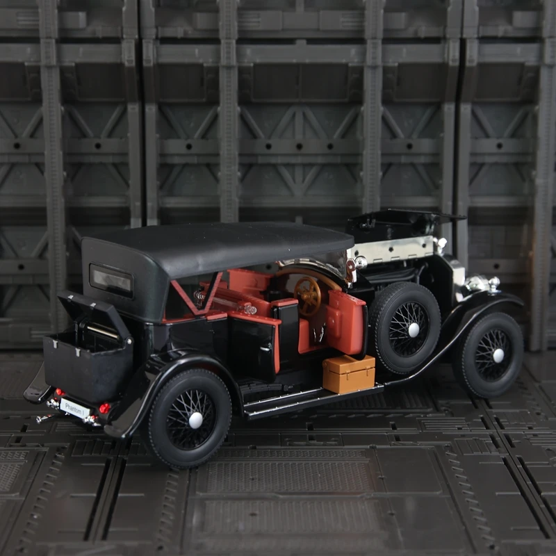 

1:24 alloy car model of 1st generation Phantom classic car doors on both sides that can be opened has sound and lighting