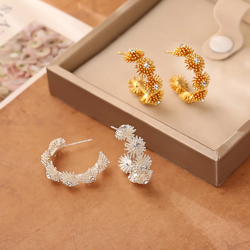 

Fashionable and exquisite zircon flower earrings niche light luxury high-end temperament earrings commuter earrings