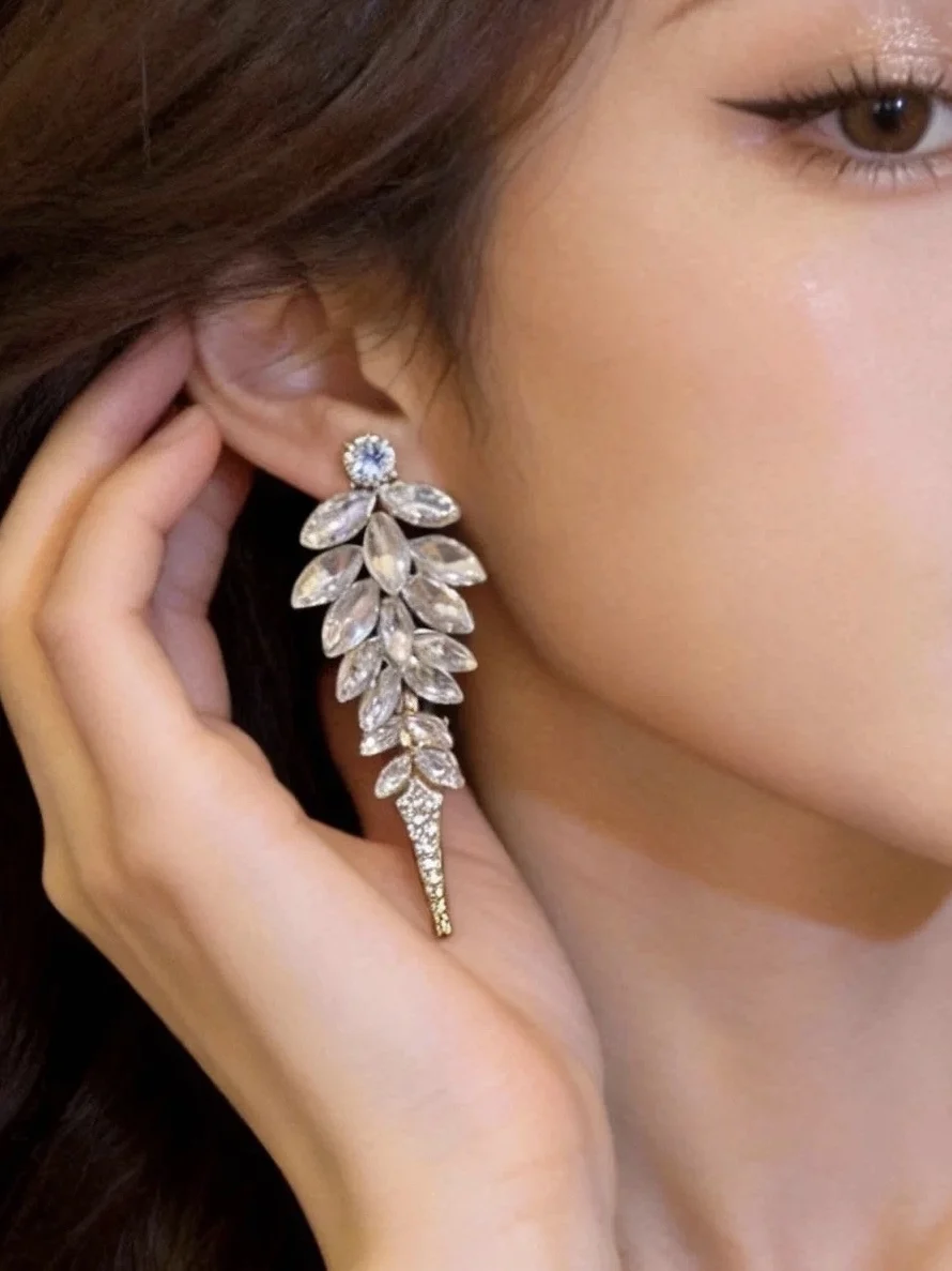 Pendientes de Diamantes Elegantes para la Noche, Diseño Único y Moderno, Accesorio de Joyería para Mujer, Ideal para Fiestas y Vestidos de Novia