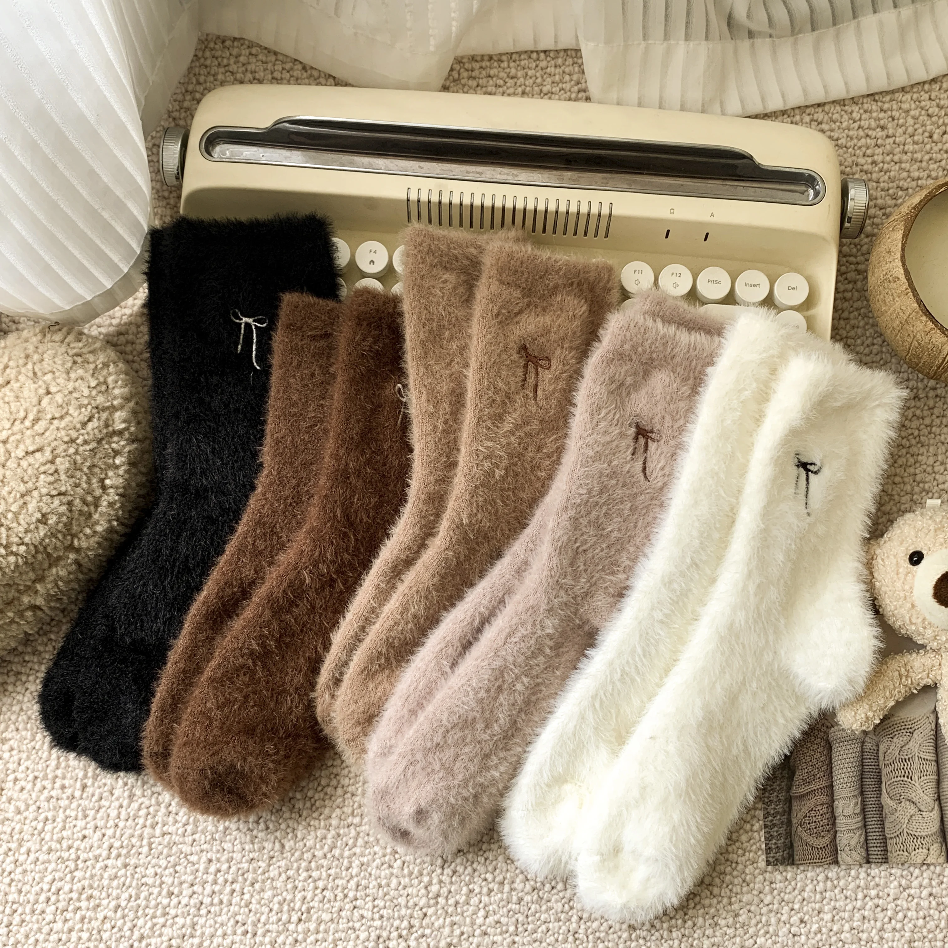 

5 Pairs of Coffee-Colored Bow-Knot Plush Socks for Autumn and Winter, Thickened and Warm, Home Floor Socks, Cold-Resistant Mid-C