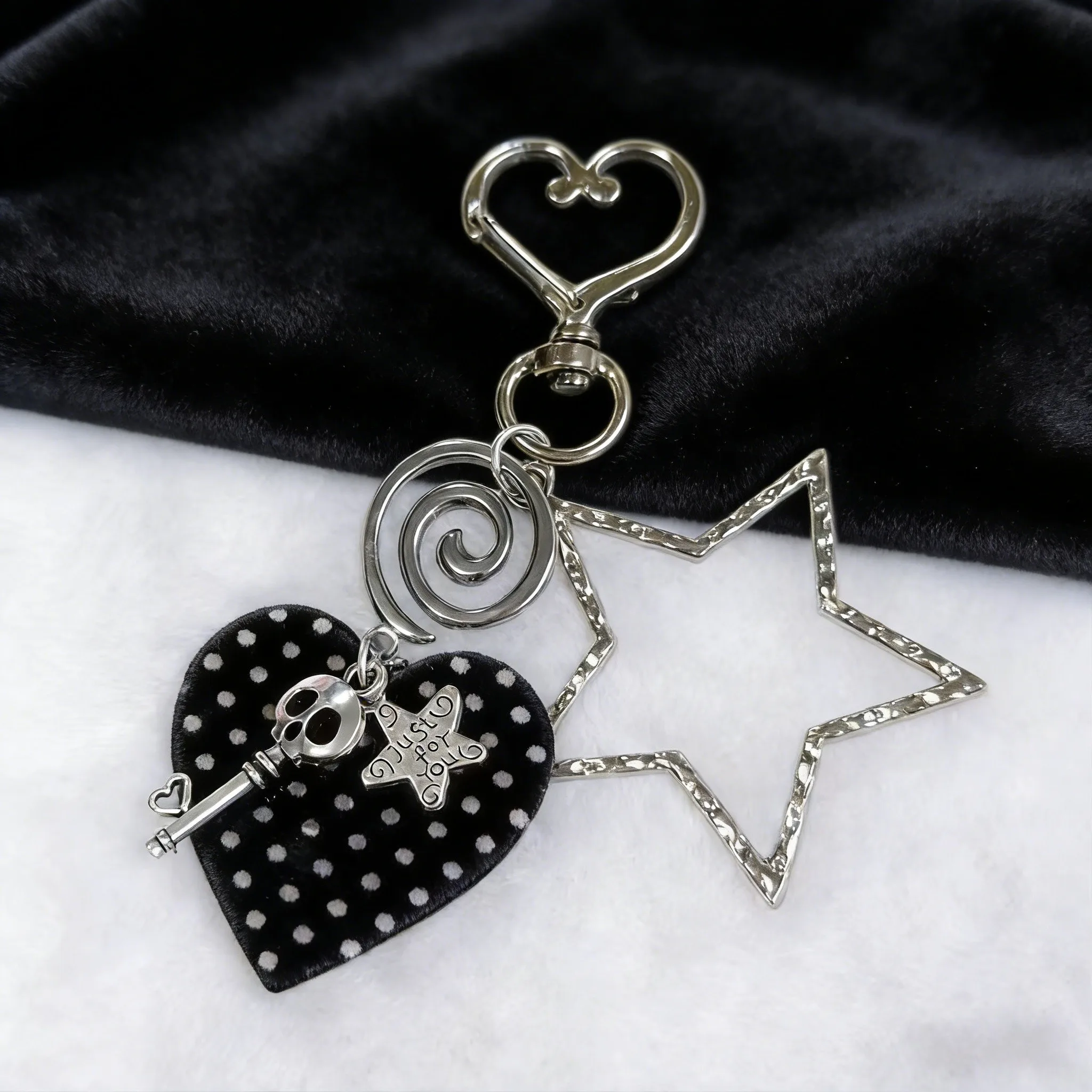 

Dark, Sweet & Edgy Heart & Star Keyring; Skull & Polka Dot Keyring; Gothic & Y2K-Style Bag Charms; Durable Keyring Accessories