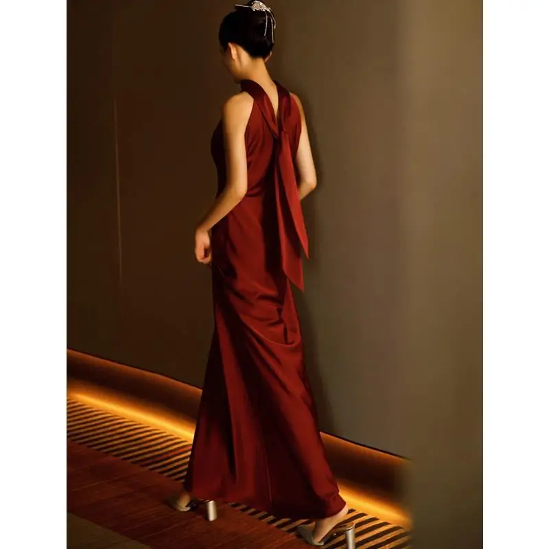 Burgunderrotes Toastkleid der Braut mit einem Gefühl der Raffung 2025 Neues schmales Neckholder-Hochzeitsabendkleid