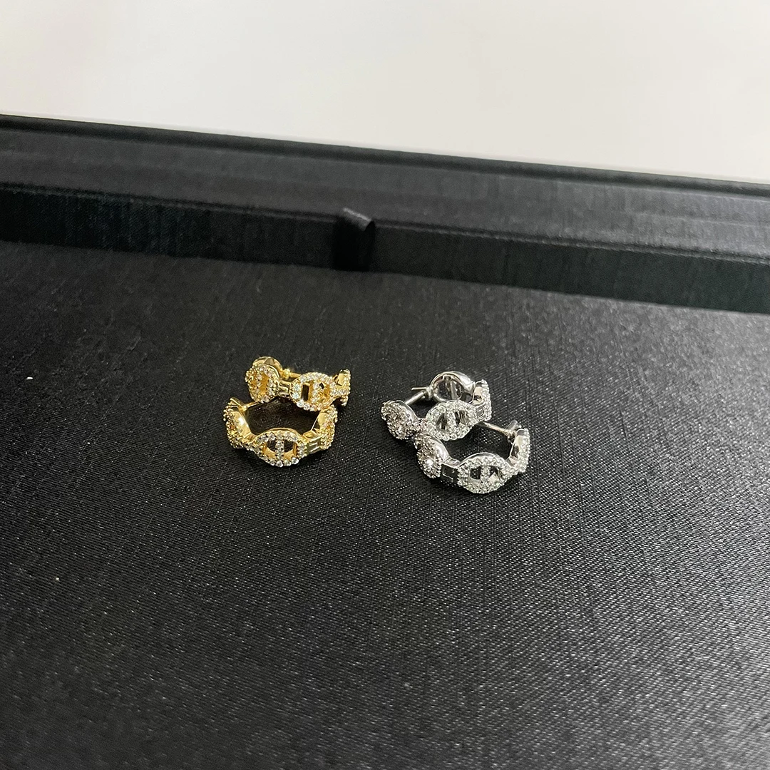 Delikatna biżuteria, srebrna biżuteria próby 925, damskie kolczyki zaręczynowe. Wykwintna biżuteria ślubna, akcesoria, prezenty świąteczne