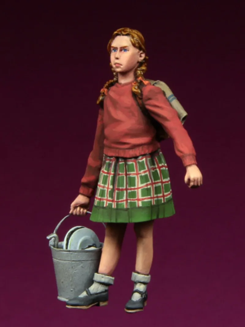 1/35 Scale Resin Figure Assembled Model Kit Refugee Girl, Europe Carrying Bucket History Miniature Unassembled and Unpainted