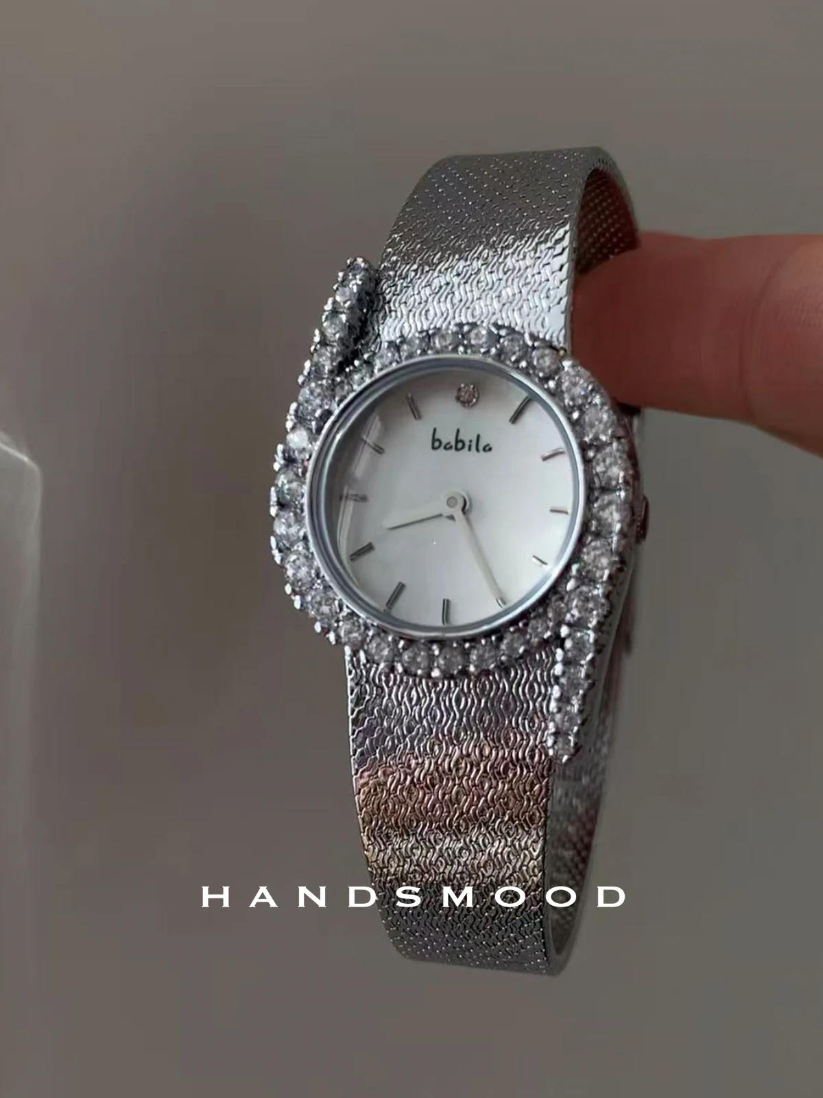 ساعة نسائية أنيقة، طراز ريترو، موضة مستديرة، ساعة نسائية راقية، هدايا للنساء، إكسسوارات نسائية، هدايا نسائية