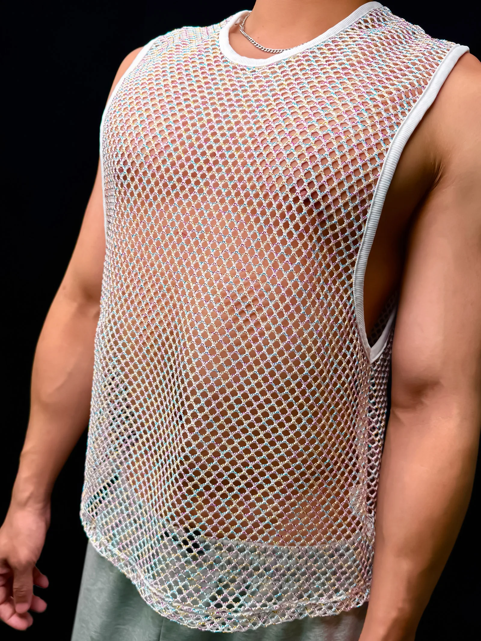 Netz-Tanktop für Männer, ärmellos, Rundhals, mit Lochmuster, Muskelshirt, glänzende Linien, lässige Sommer-Oberteile, Streetwear, durchsichtig. – Detail 4