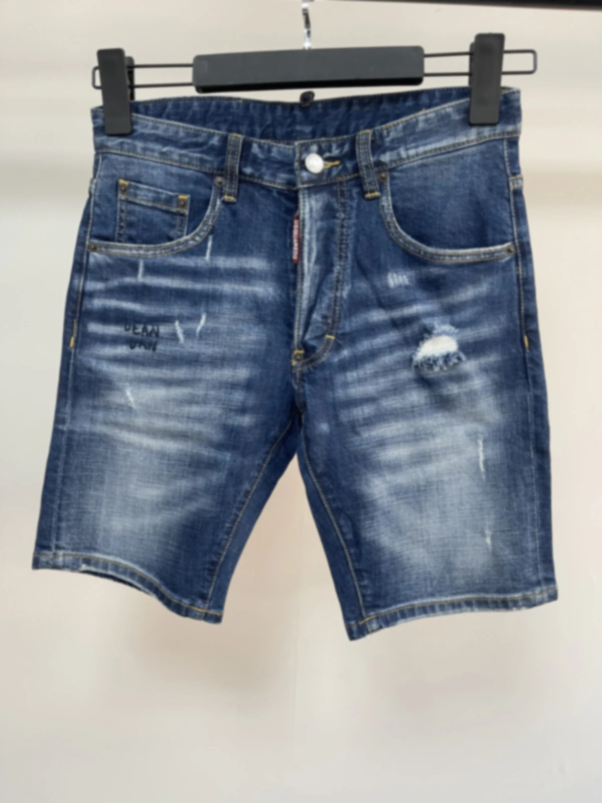 

Spring and Summer 2025 New D2 Jeans Trendy Men's Hand Stitch Ripped Patch Paint Slim-fit Micro-elastic Denim Shorts Men's