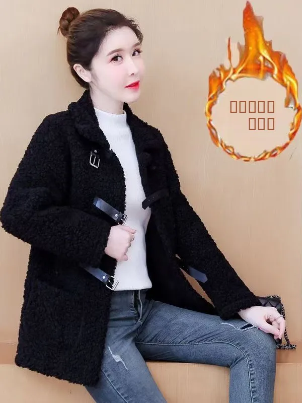 เสื้อโค้ทกำมะหยี่ขนแกะเทียมทรงโอเวอร์ไซส์สำหรับผู้หญิง สไตล์เกาหลี รุ่นใหม่ สำหรับฤดูหนาว ให้ความอบอุ่น พร้อมกระเป๋าข้าง