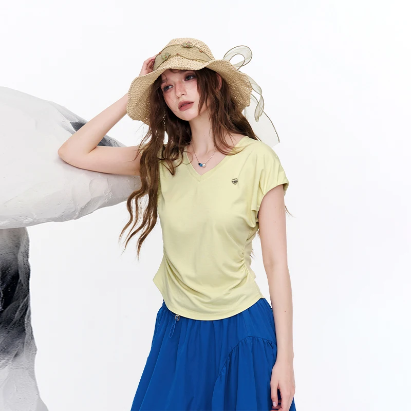 ELFSACK Ruched Waist V-Neck T-Shirt, Heart Metal Detail Fitted Knit Top, Casual Slim Fit Short Sleeve Tee for Women