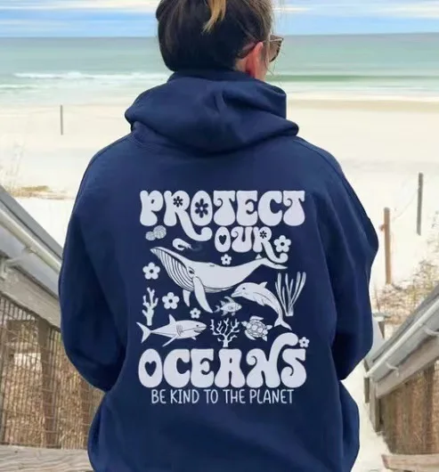 Jersey con capucha holgado y moderno, protegendo nuestro océano. Patrón de vida oceánica y eslogan de cuidar de la tierra. Casual tan