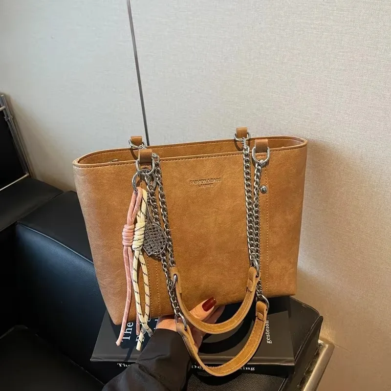 

Универсальные сумки-тоут с лаконичными цепочками, большая вместимость, высокое качество, ПУ, новинка весны 202, модные однотонные женские сумки на плечо