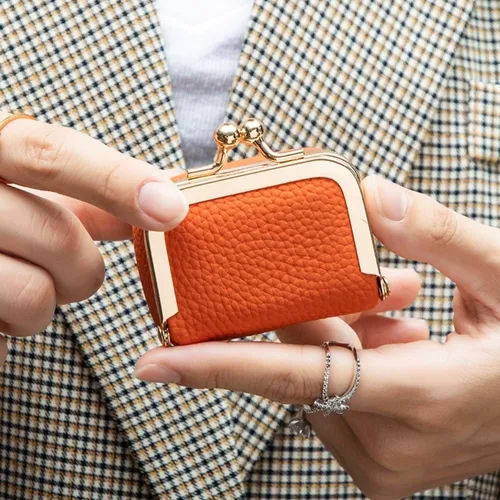 Imagen 2 del producto Monedero con cierre de beso de cuero genuino, bolso de joyería de cuero multifuncional de Color sólido, Mini bolso cuadrado para artículos pequeños, llaves, lápices labiales