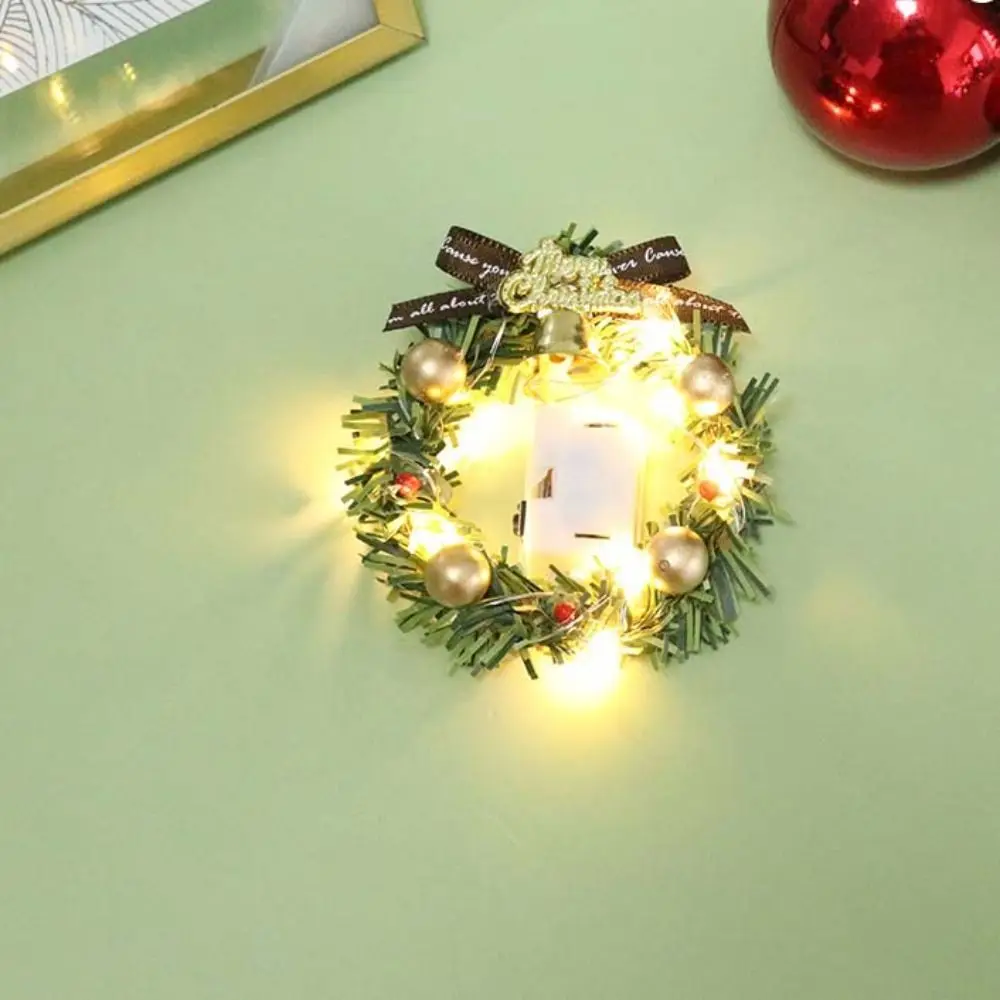 Guirnalda navideña en miniatura para casa de muñecas con luz luminosa, simulación de corona navideña, adornos de árbol de Navidad de vid Artificial