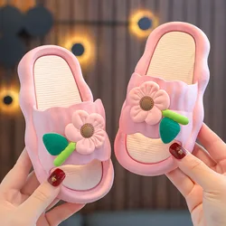 Pantuflas pantofole per bambini 2023 estate nuove pantofole per ragazza dei cartoni animati suola morbida scarpe da casa sandali antiscivolo fiore scarpe per bambini infradito