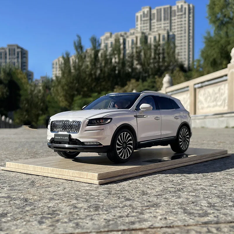 

Original Factory New 2020 Voyager Off-Road Vehicle SUV 1:18 Alloy Simulation Car Model Collection