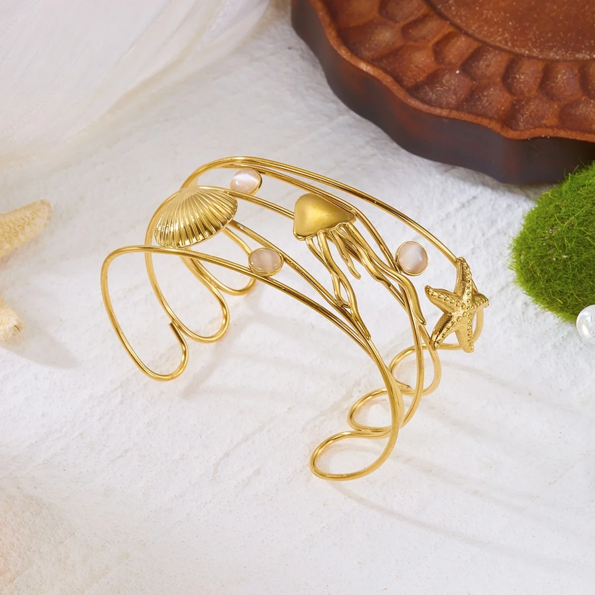 Mehrliniger Armreif aus Edelstahl mit Seestern-, Muschel-, Quallen-, Seepferdchen-, Sonnen- und Schildkrötenmotiven für Damen und Herren, Sommer-Schmuck. – Detail 24