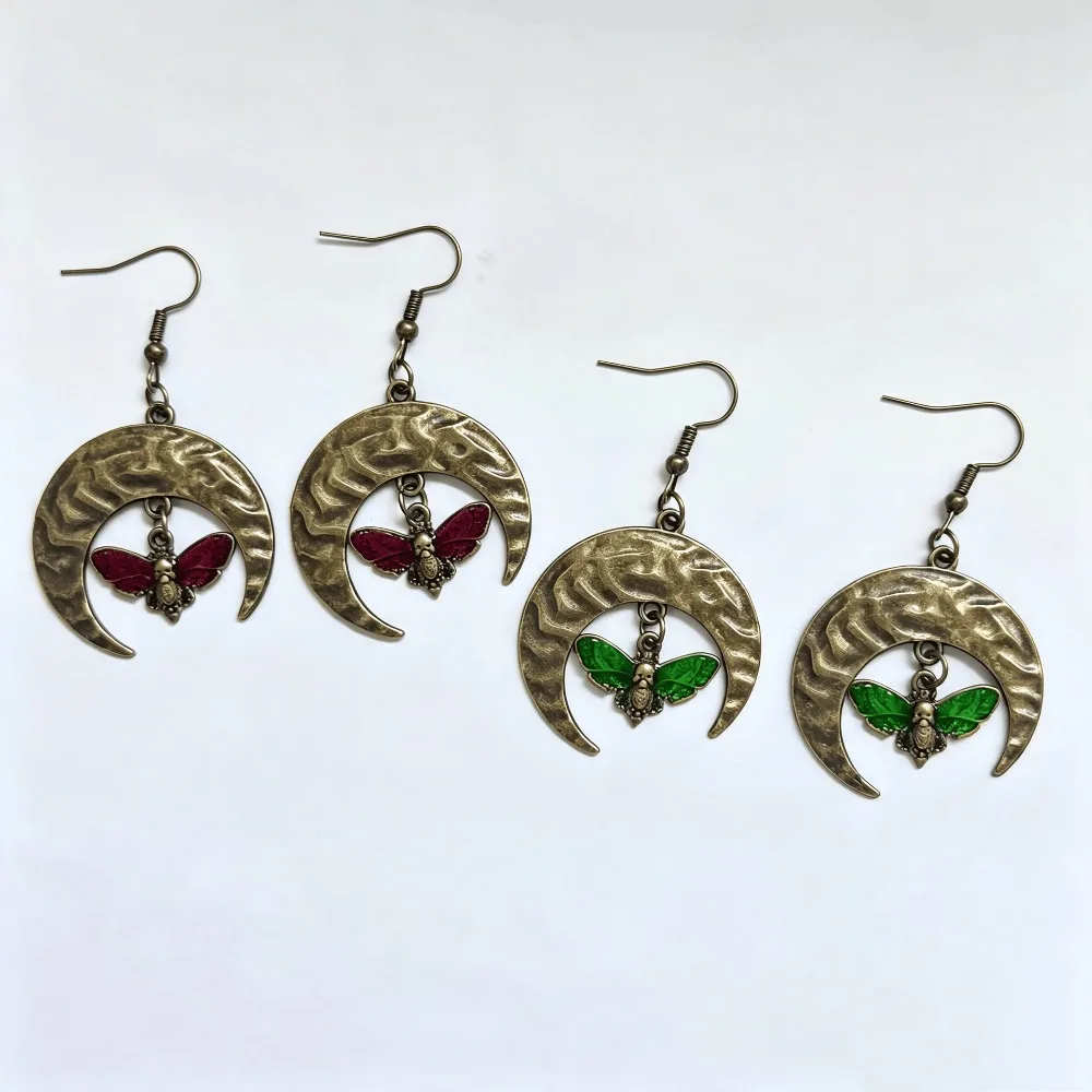 Retro Bronze Tone Crescent Moon Moth Dangle Earrings Red Green Enamel Death‑head Moth Drop Earrings Goth Pagan for Women Jewelry