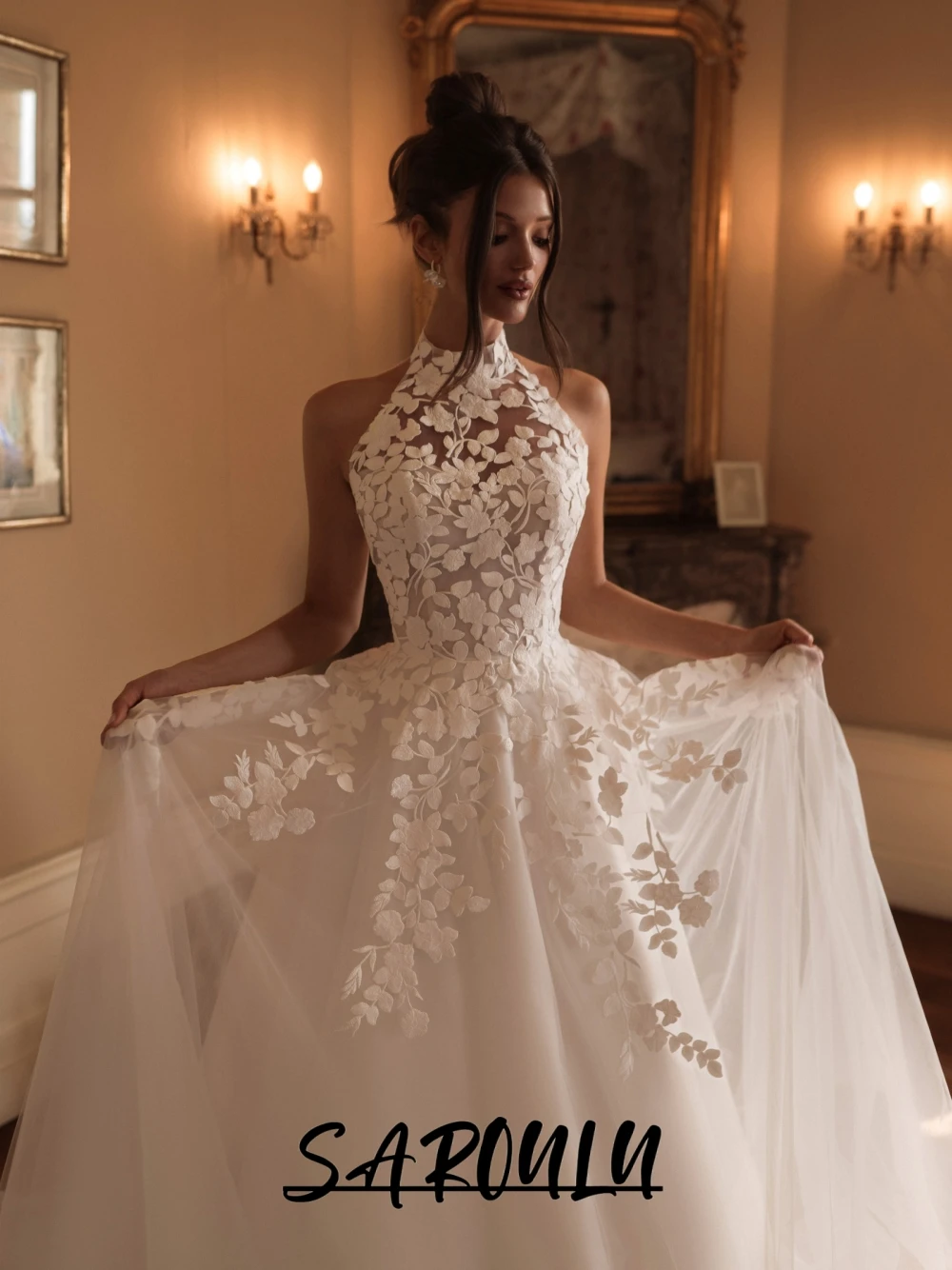 

White Timeless A Line Appliques Wedding Dress Sexy Low Back Graceful Bridal Gown Court Train Modern Customized Women Wear