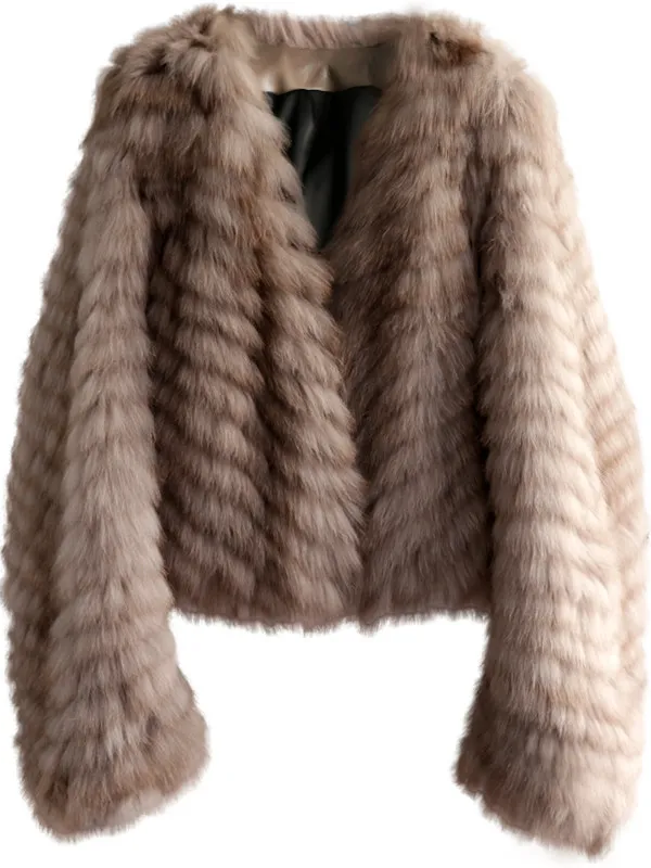 Krótka kurtka z futra lisa importowanego w 2025 roku, dekolt w serek, efekt rozmazanego sobola, szerokie rękawy, płaszcz z futra lisa w paski.