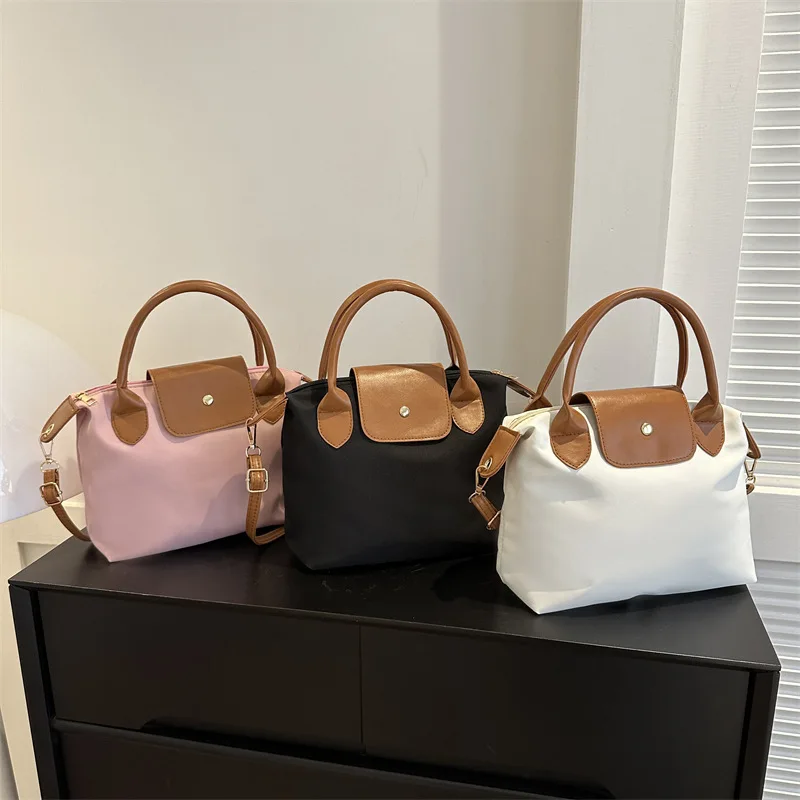 حقيبة حمل شعبية غير رسمية على الموضة 2023 حقيبة كتف محمولة جديدة ذات سعة كبيرة من النايلون بألوان متباينة