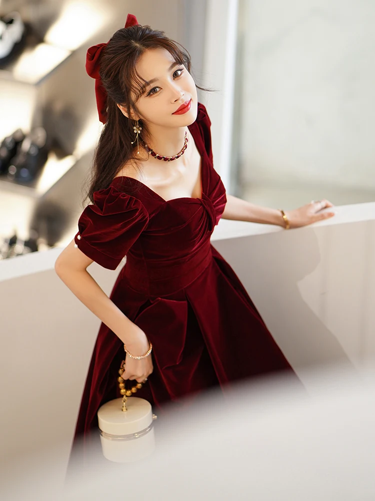 

Red Velvet Wedding Dress Long Evening Gown for Bride Fashionable Mid-Waist A-Line Skirt Short Sleeve Bridal Dress for Engagement