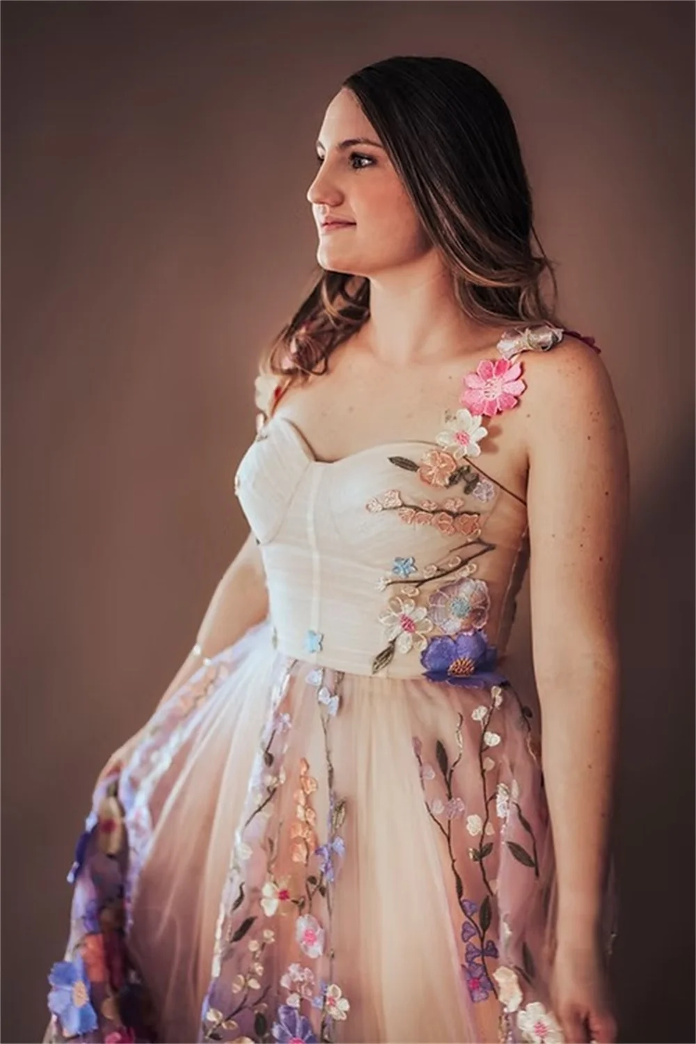 Tokyo Maßgeschneidertes beigefarbenes Brautkleid mit Blumenträgern, ärmellos, Reißverschluss hinten, Blumen-A-Linien-Brautkleid, bodenlange Brautkleider