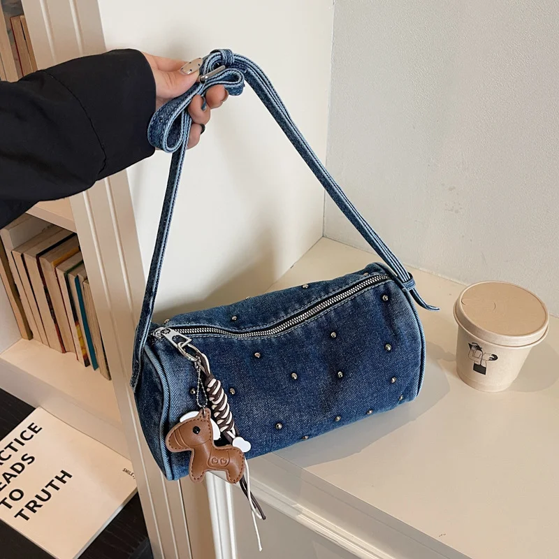 Gewaschene Denim-Umhängetasche mit Nieten und Taschenanhänger, Damen-Schultertasche mit Metallnieten, Lässige Vielseitige Handtasche, Pendler-Geldbörse – Detail 8
