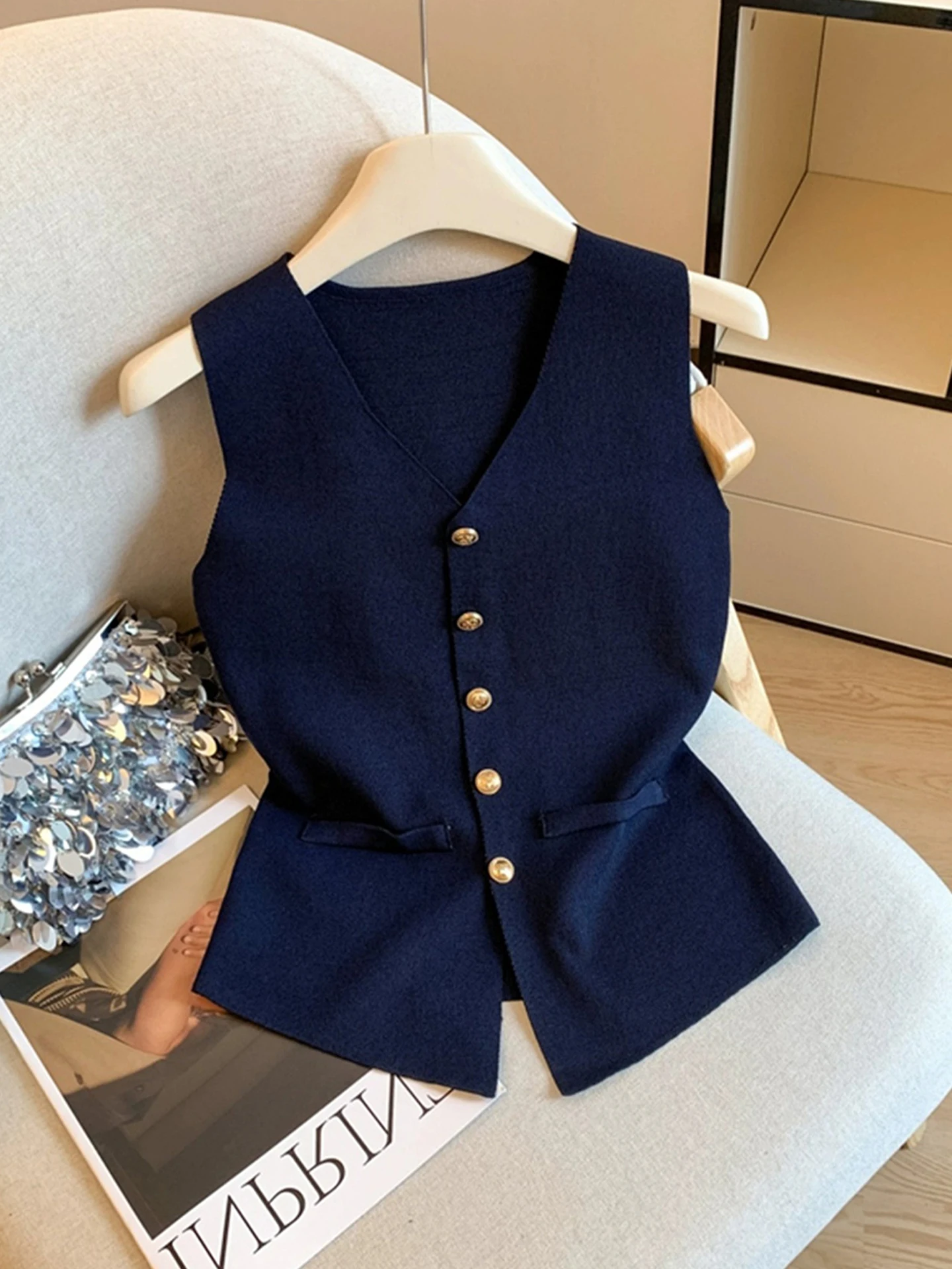 

Летний трикотажный топ с V-образным вырезом 2025: Простой, элегантный, в корейском стиле, стройнящий, универсальный, качественный, стандартный крой.