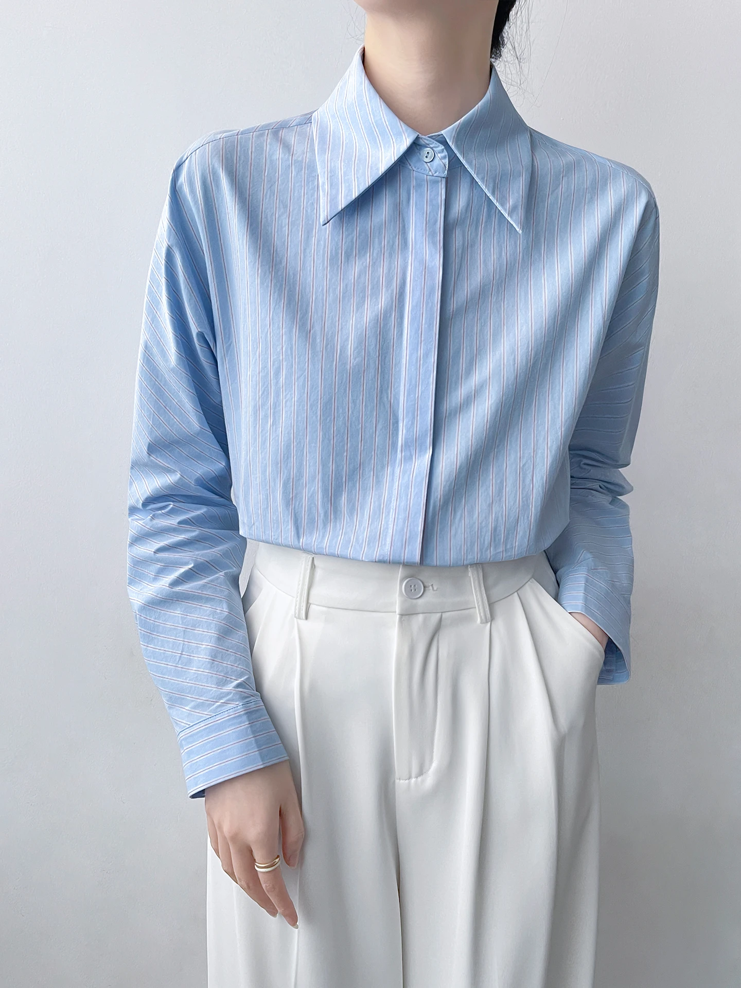 

Синяя полосатая свободная повседневная рубашка из чистого хлопка с длинными рукавами для женщин в корейском стиле, для работы и собеседований, свободного кроя