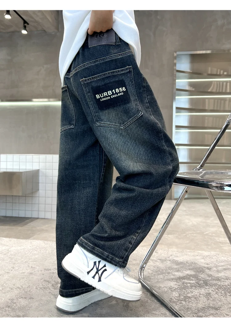 Koreanische Modische Jungen-Jeans mit Buchstabendruck, Gerade Geschnittene Denim-Hosen, Kinderhosen mit Weitem Bein, Lässige Kinderhosen für Alter 5-14 Jahre – Detail 3