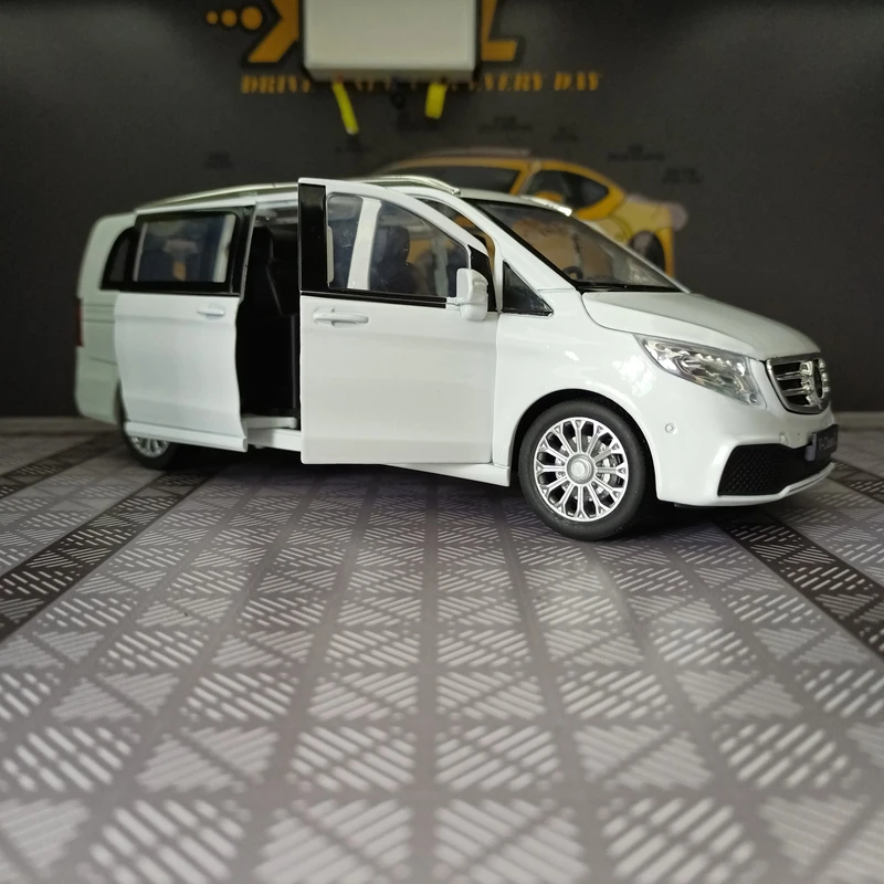 1:24 Mercedes Benz V260L alloy car model doors and the front hood and trunk door can be opened has sound and lighting functions