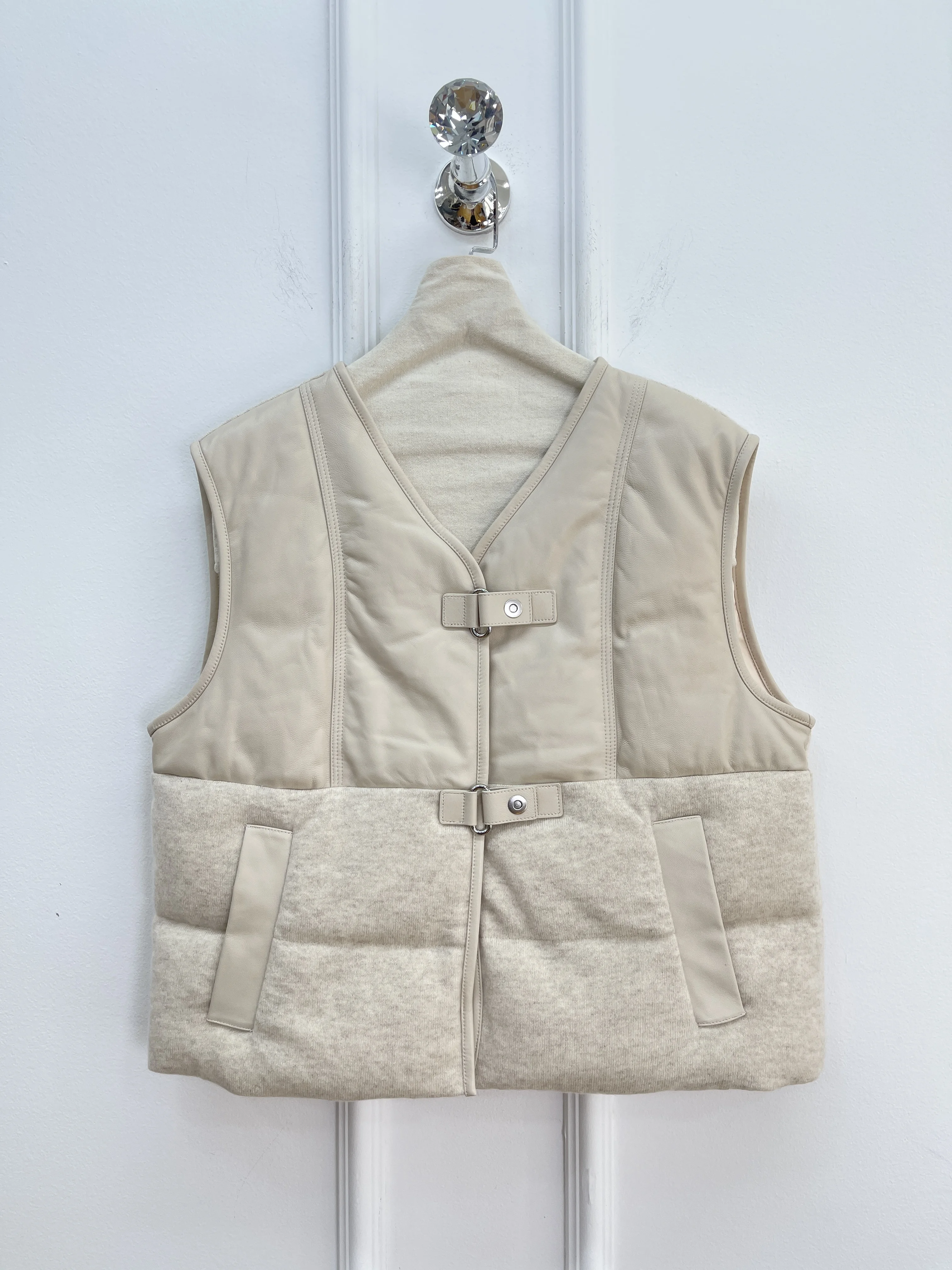 

Новый осенне-зимний высококачественный жилет из кашемира и гусиного пуха, универсальный и стильный лоскутный жилет без рукавов из овечьей кожи