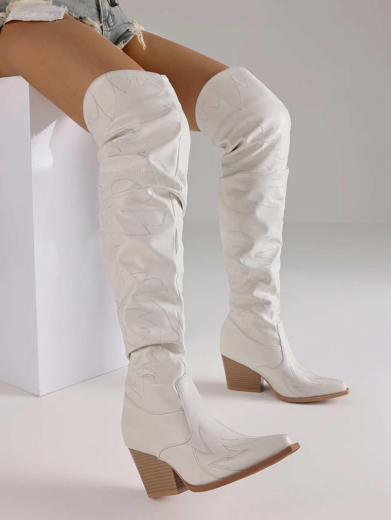 تصميم مثير فوق حذاء برقبة للركبة للمرأة حذاء بكعب سميك التطريز الرجعية الفاخرة بارد أزياء المرأة Slounchy الأحذية الغربية