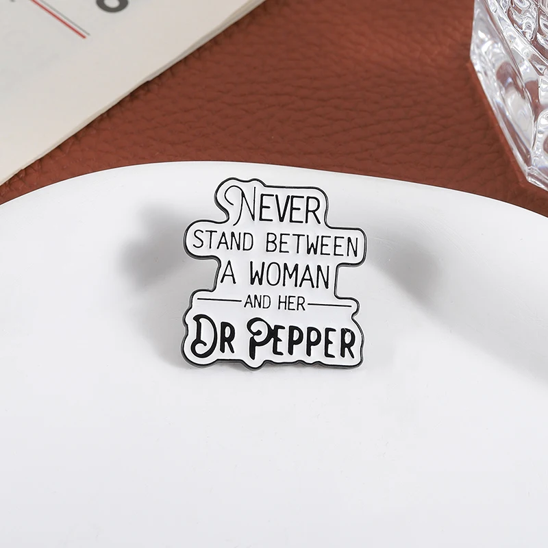 Never Stand Between A Woman and Her Dr Pepper-Alfileres esmaltados, insignias, Pin de solapa, accesorios, regalo para amigos