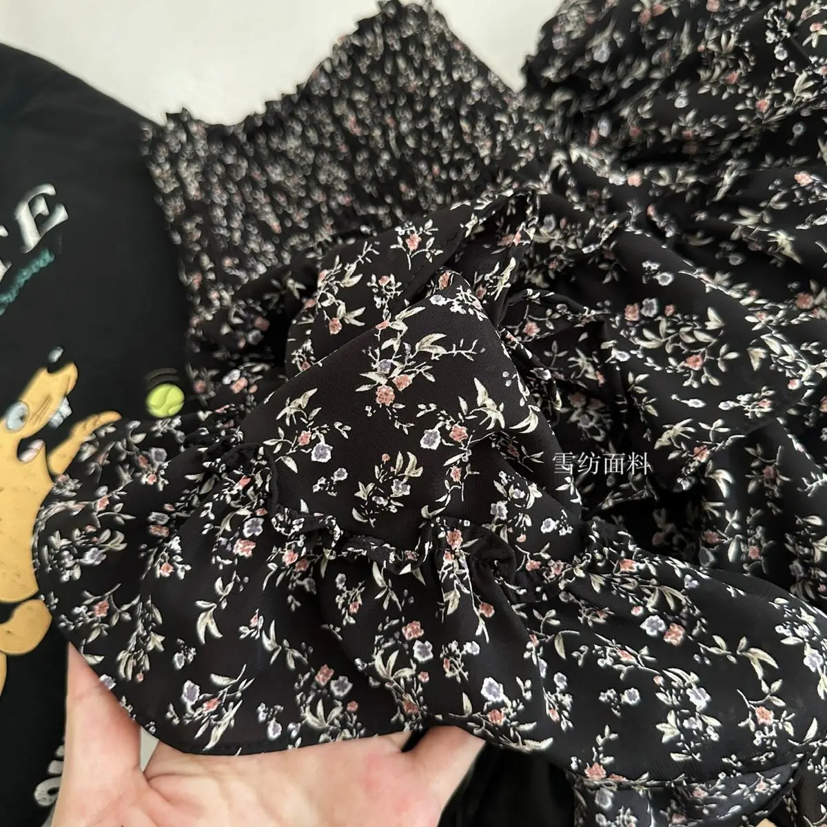 กระโปรงดอกไม้ใหม่ยืดหยุ่นฤดูใบไม้ผลิและฤดูร้อนเค้กกลุ่มเอวสูงกระชับสัดส่วนหน้าท้องกระโปรงสั้นสีดํา