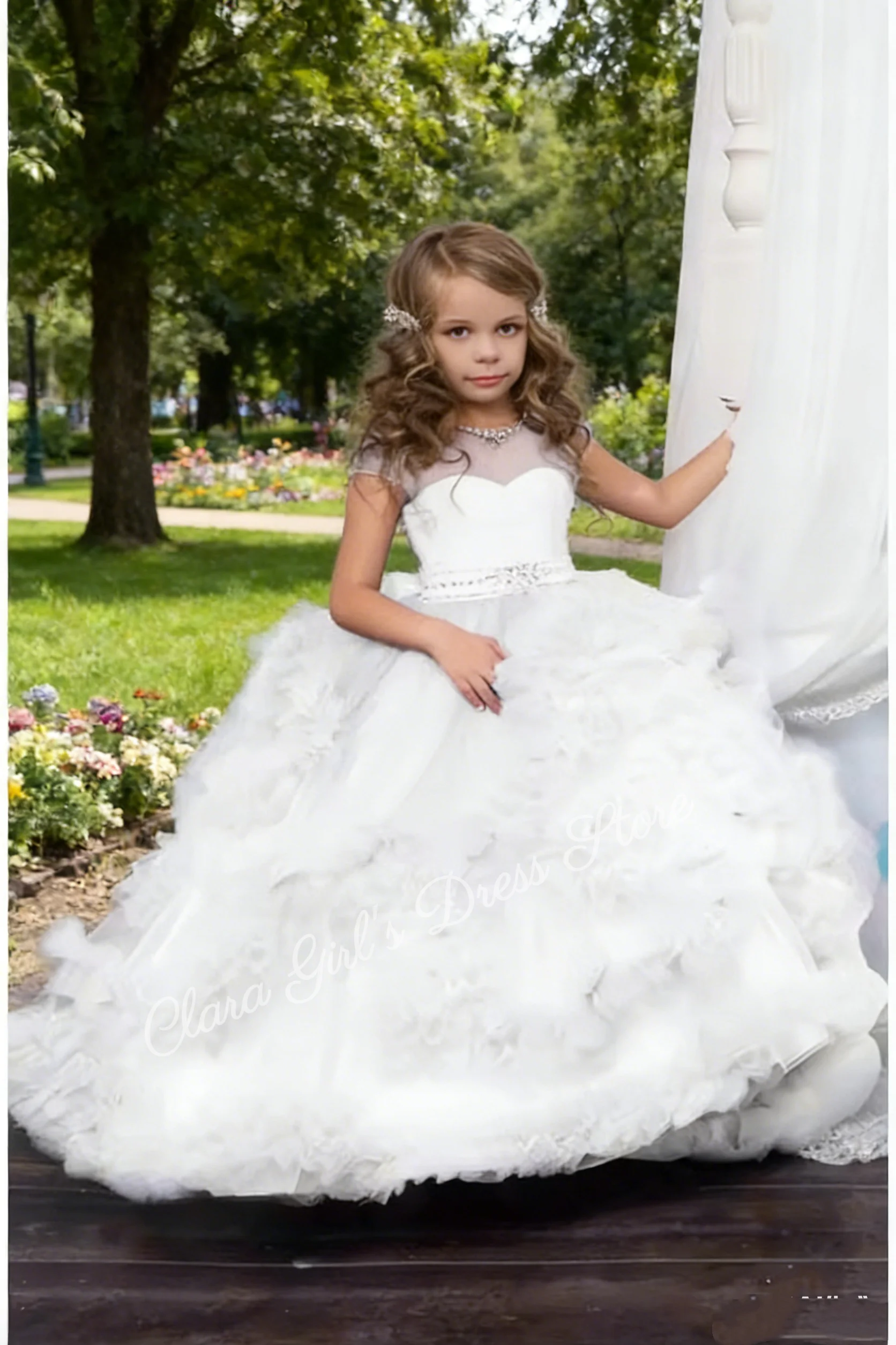 Maßgeschneidertes Kinder-Blumenmädchenkleid mit abgestuften Rüschen, Blumenmädchenkleid für die Hochzeit, Perlenband, Juwelenausschnitt, Festzug-Partykleider