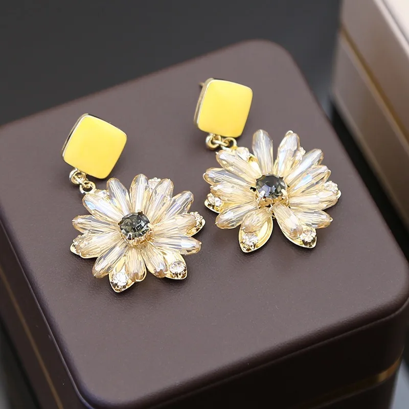 

Новые серьги-гвоздики с кристаллами в виде маленьких ромашек, женственные, с высоким дизайнерским оформлением, легкая роскошь