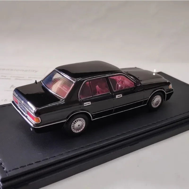 Premium scale 1/43 TOYOTA CROWN classic 13 die cast alloy car model from the nineties, a Children\'s Day gift toy for boys.