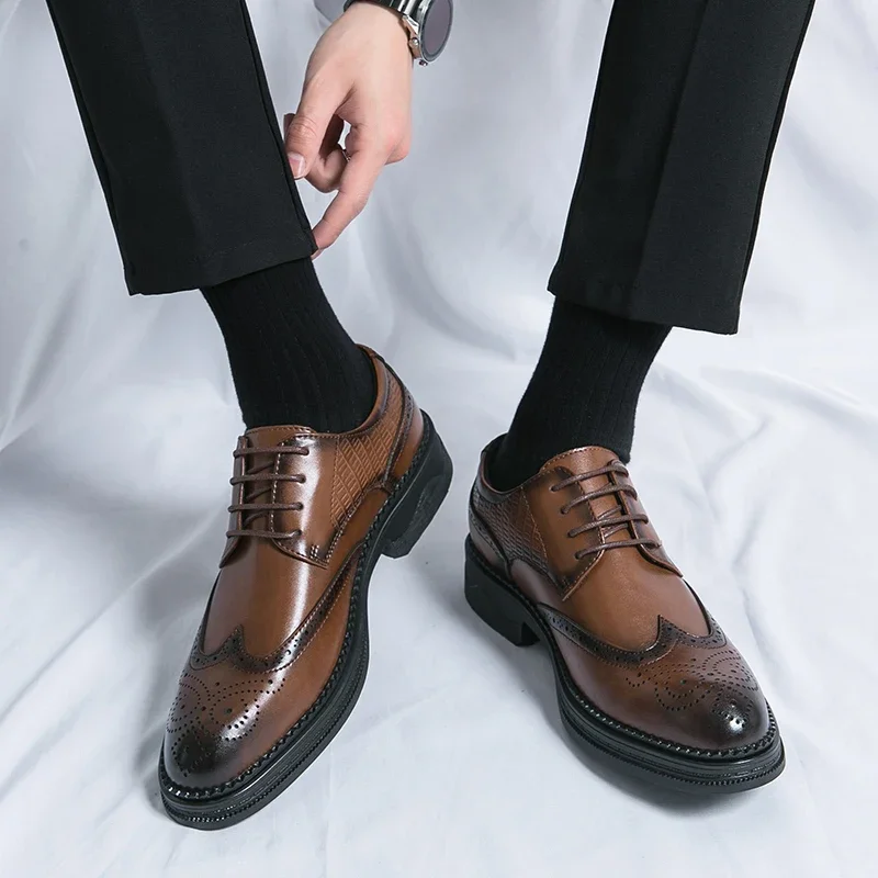 2024 New Spring Men's Business Brogues Shoes High Grade Pointed Toe Vintage Genuine Leather Shoes Men Formal Wear Oxford Shoes