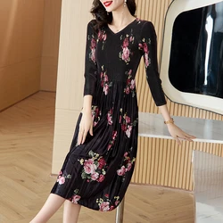 Pleated Dress 2023 Autumn/Winter New Black Gold Velvet Flower Print V-Neck Large Loose and Slim Magic Dress Robe