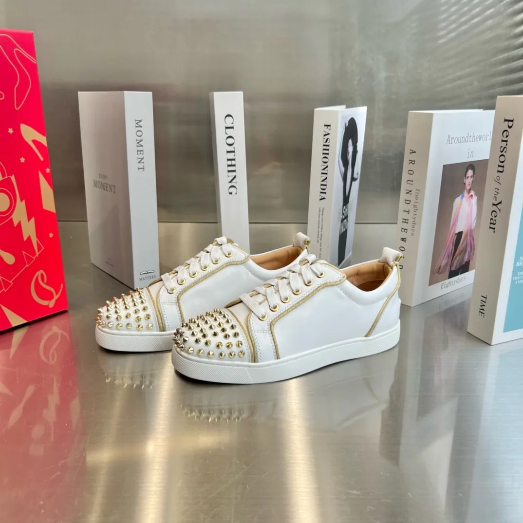 

Новые роскошные повседневные кеды для мужчин, белые кожаные низкие кроссовки на шнуровке с шипами на носке и красной подошвой