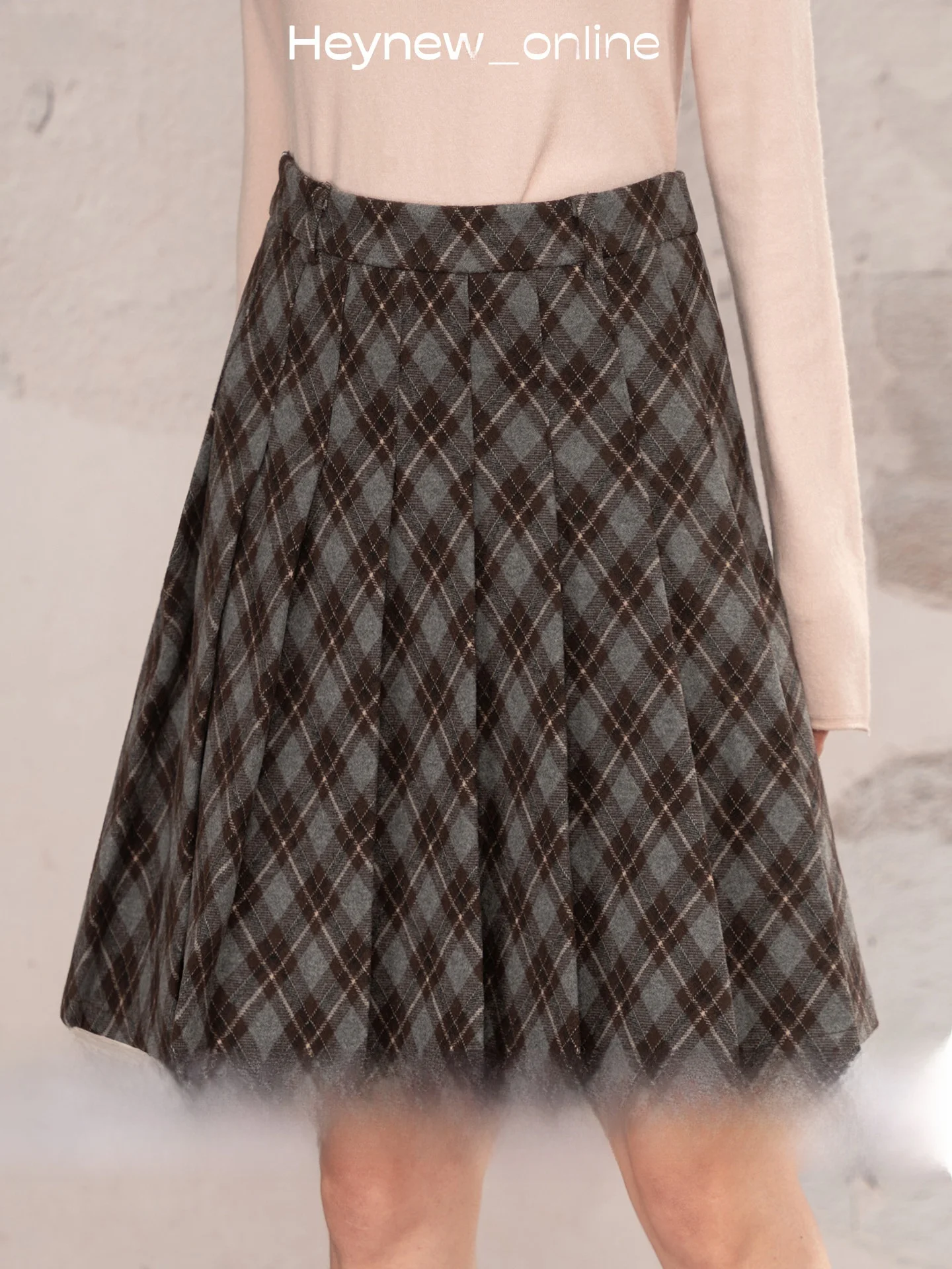 

Новая винтажная плиссированная юбка Loveheynew в клетку для женщин, зимняя, в студенческом стиле, маленький размер, удлиняющая ноги, с высокой талией, А-силуэт