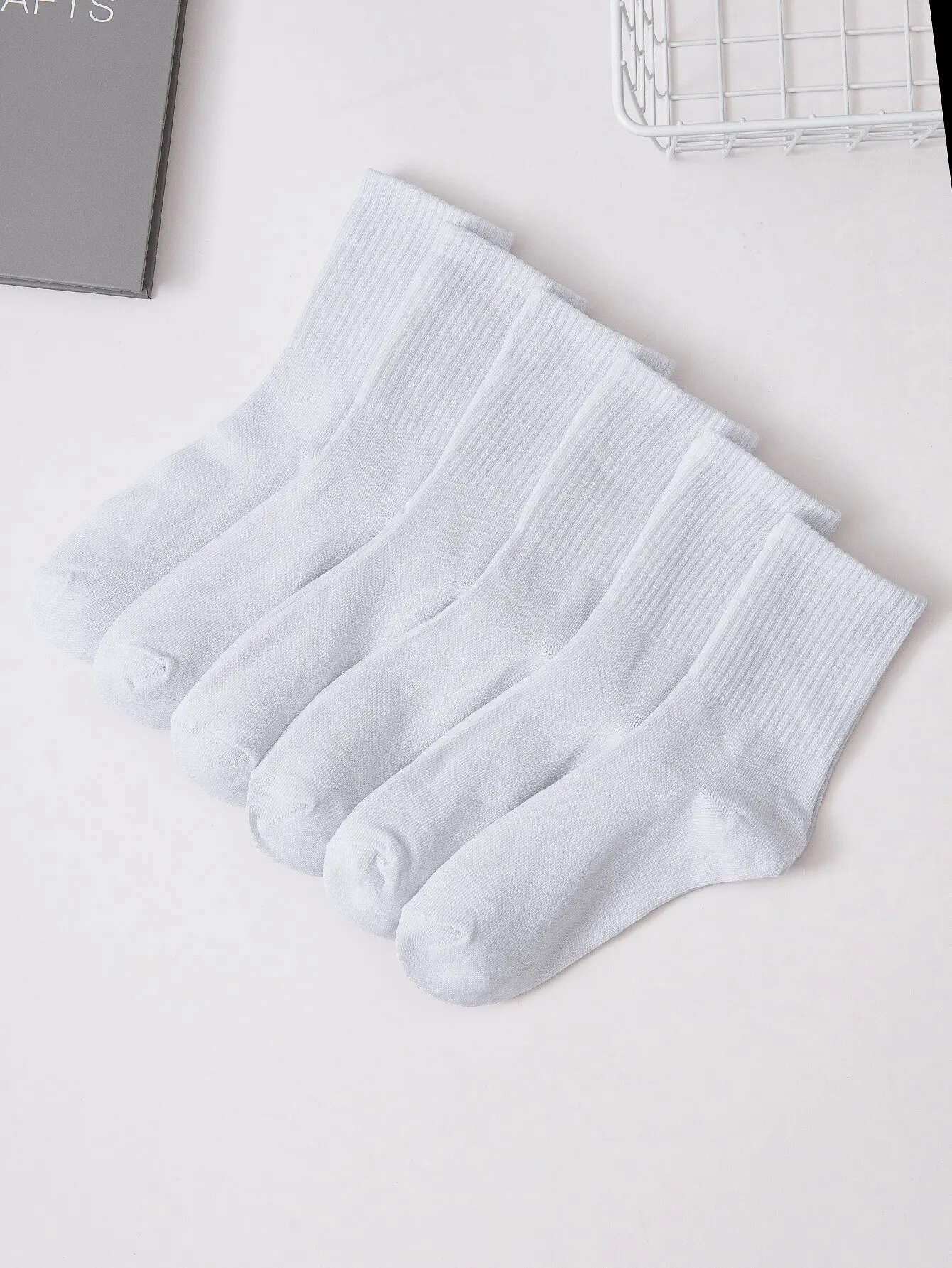 6 Pairs Middle Tube Socks For Men And Women Solid Colour In White and Black Fashion Sweat Absorption Breathable and Casual