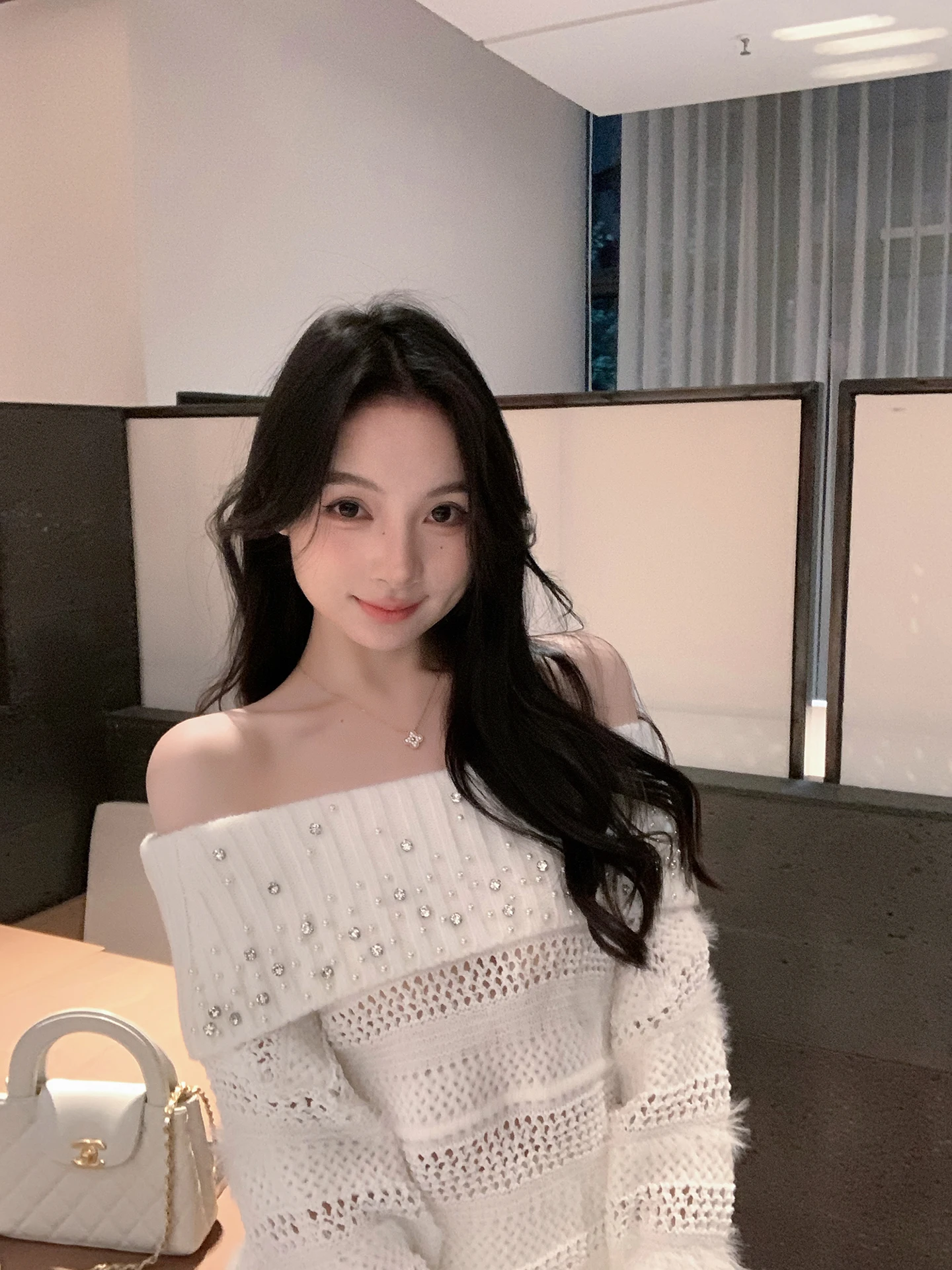 

Белый свитер с вырезами и стразами на одно плечо, женский, в стиле lazy, зимняя новинка, топ с открытым плечом