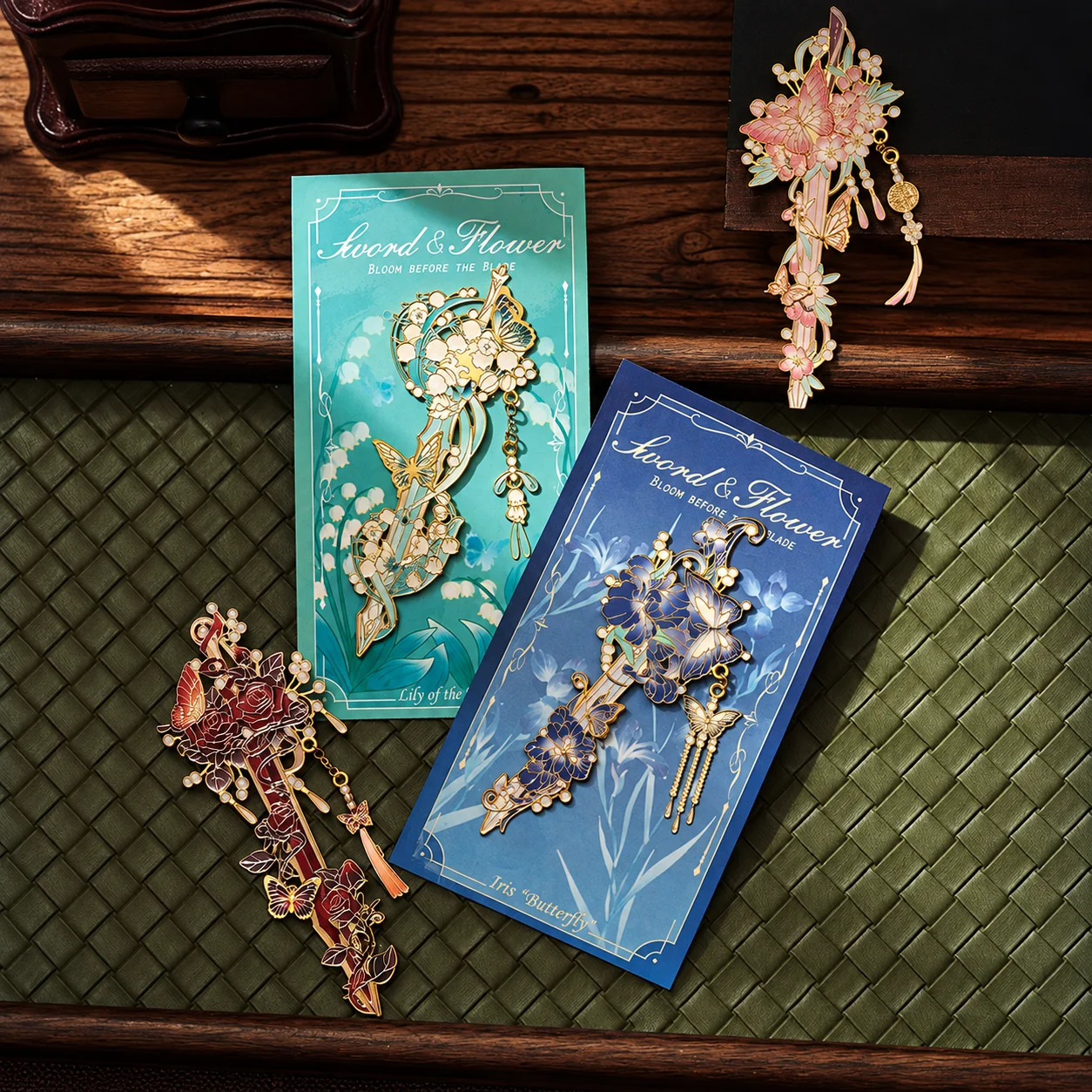 Vintage Bookmark Gold Plated Metal Bookmark Hollowed Floral Bookmark Exquisite For Book Pages Reading Lovers Back To School