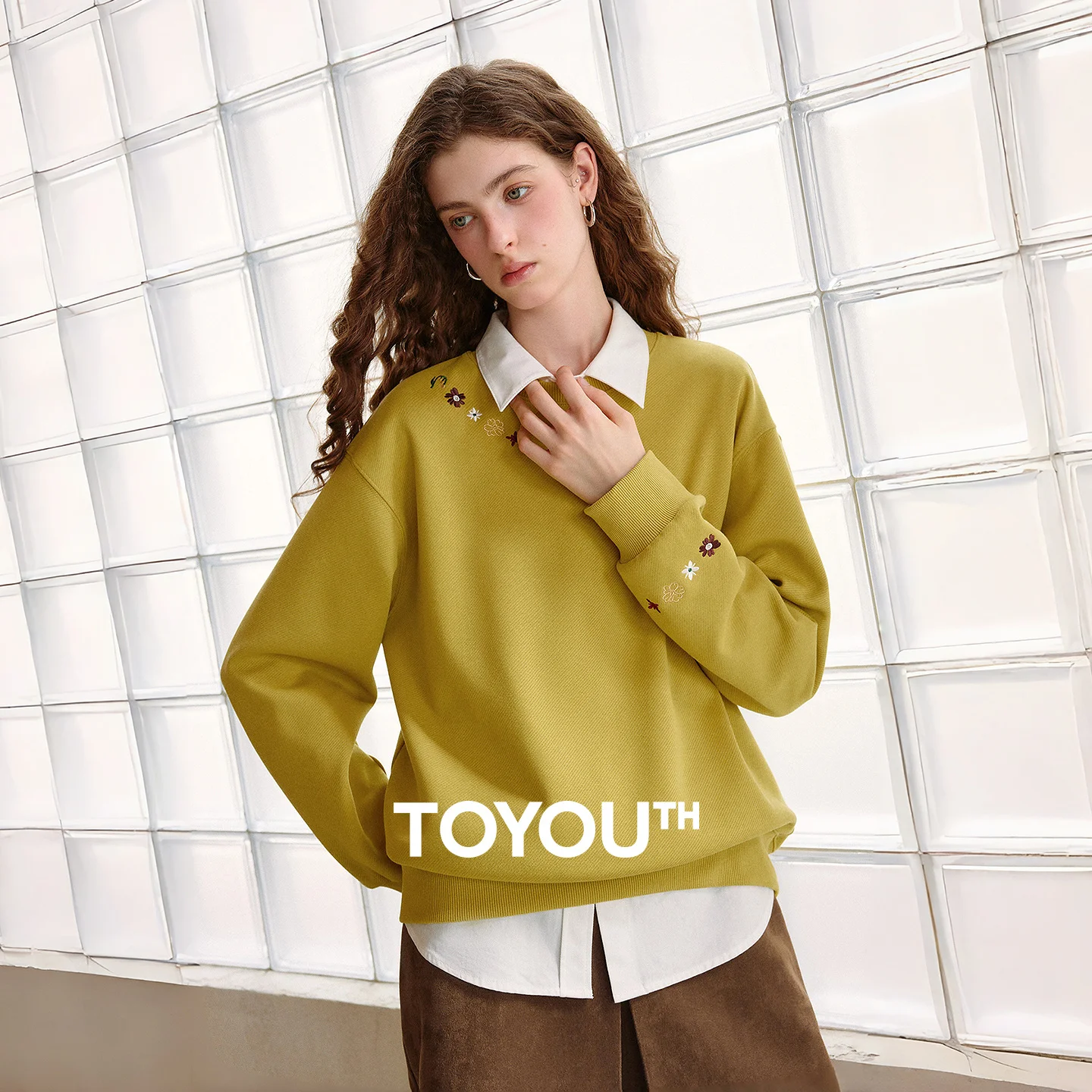 TOYOUTH Women's Mini Floral Embroidered Crew Neck Sweatshirt 2026 Fall New Arrival Relaxed Fit Slouchy Pullover Long Sleeve Top