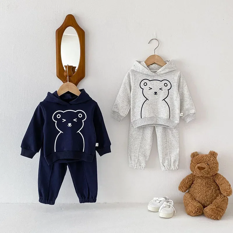 

Осенняя детская одежда, комплект толстовок в Корейском стиле для мальчиков, Детский костюм с мультяшным медведем, спортивный костюм унисекс, повседневный топ с капюшоном для девочек и штаны