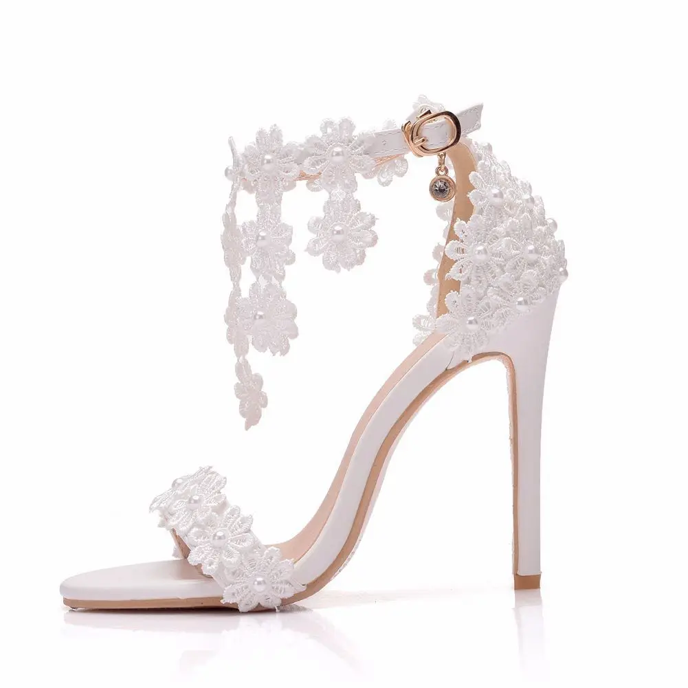 Queen Sandali con cinturino alla caviglia da donna Fiori di pizzo bianco Nappa di perle Super tacco Tacchi alti fini Scarpe da sposa da sposa sottili